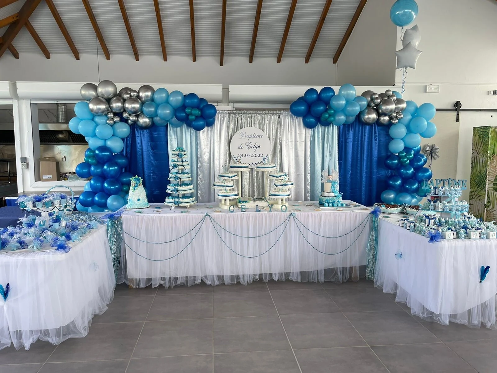 Décoration de réception bleue et blanche dans la salle Events du Levant