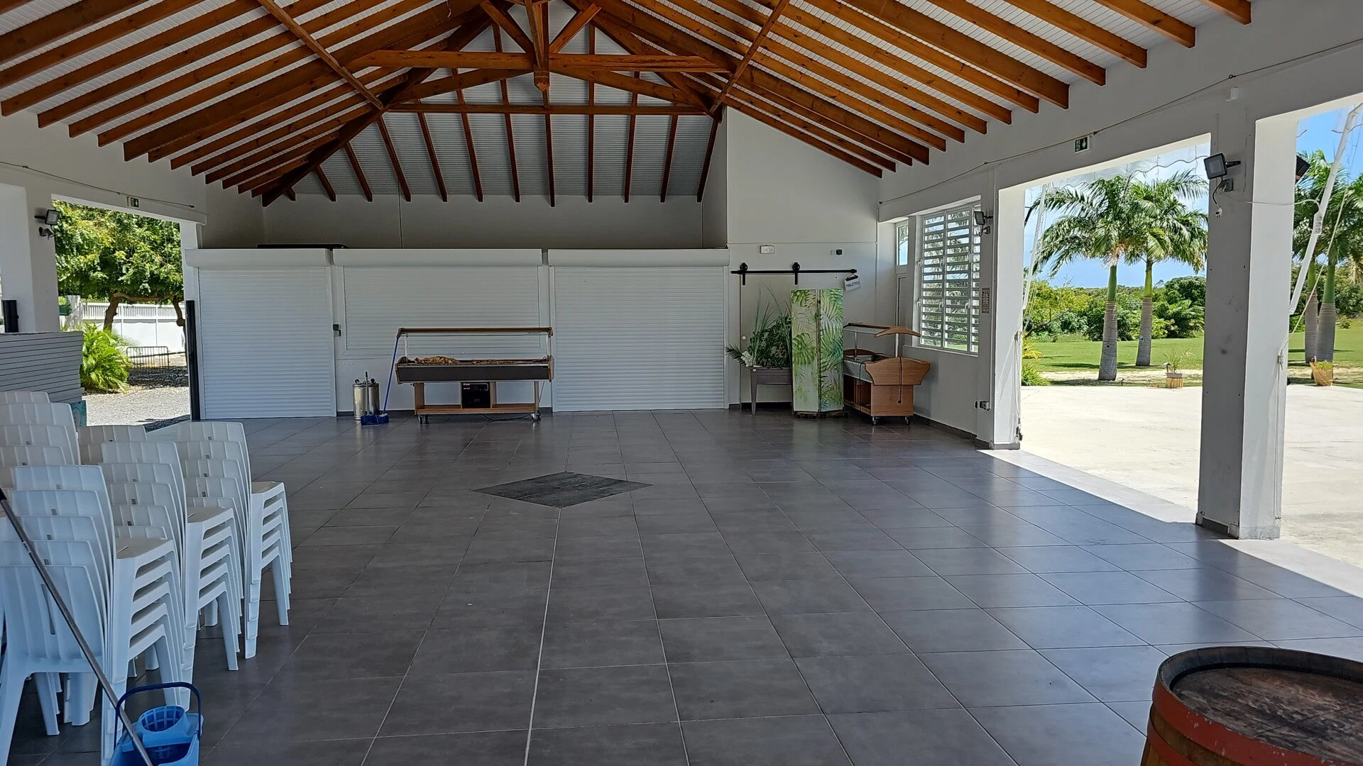 Salle ouverte et charpente en bois Events du Levant